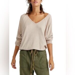 WE THE FREE TOP DOLMAN SLEEVE V NECK SIZE MEDIUM  Excellent Pre-Owned Condition